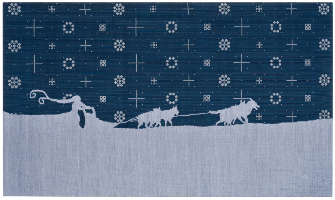 Koiravaljakko vetää tyttöä lumihangella. Taivaalta putoilee suuria lumihiutaleita.