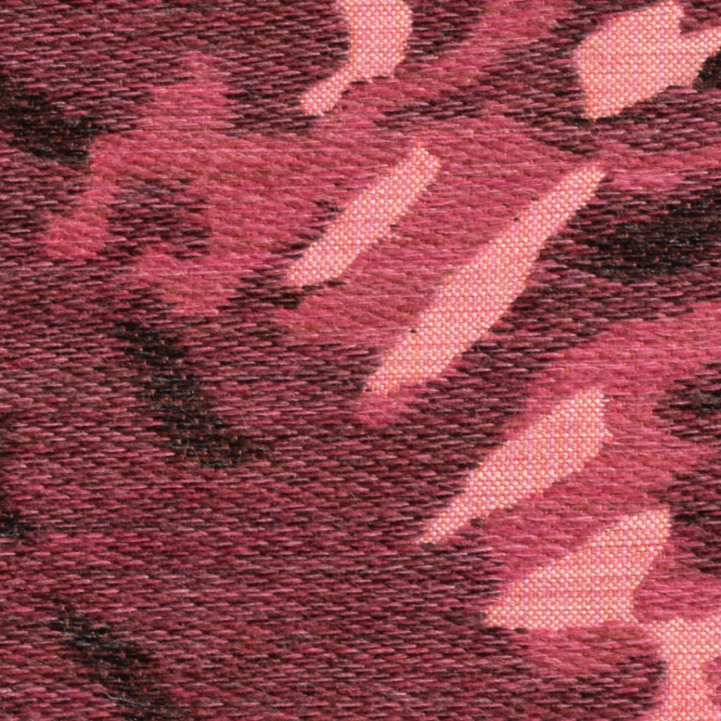 In the picture, you can see the surface of the textile artwork up close with the precision of the thread.